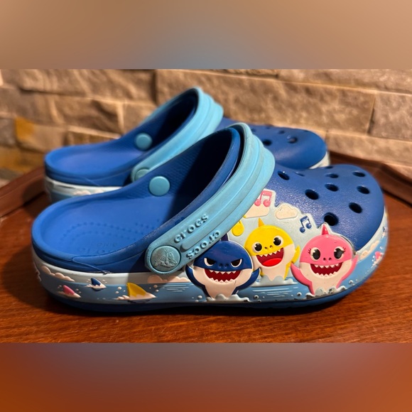 Childs Sz 10 Crocs Fun Lab Baby Shark Band Clogs bright cobalt blue Water Shoes - Picture 3 of 5
